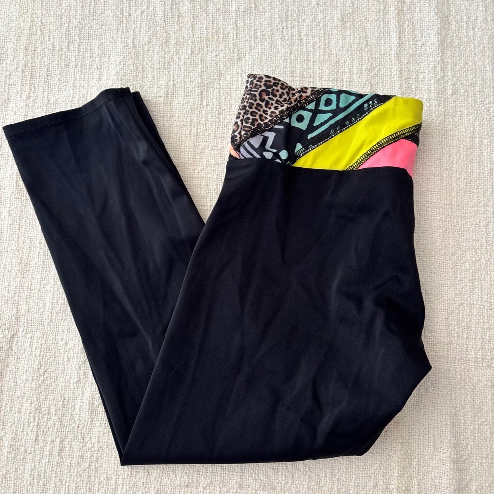 Onzie Womens Black Capri Leggings Multi Pattern Leopard Neon Waistband Yoga S/M